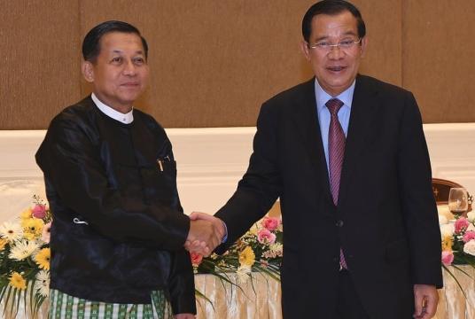 ဇန်နဝါရီ ၇ ရက်က ကမ္ဘောဒီးယားဝန်ကြီးချုပ် ဟွန်ဆန် (ယာ)နှင့် နစကဥက္ကဋ္ဌ ဗိုလ်ချုပ်မှူးကြီးမင်းအောင်လှိုင်တို့ နေပြည်တော်၌ တွေ့ဆုံခဲ့စဉ် (Photo-AP)