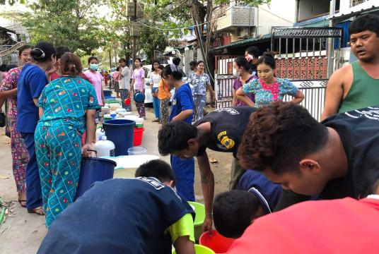 ရေအခက်အခဲဖြစ်နေသည့် တောင်ဥက္ကလာပမြို့နယ် ၅၊ ၁၀၊ ၁၃ ရပ်ကွက်အတွင်းရှိ လမ်းတချို့တွင် သုံးရေများ လှူဒါန်းနေစဉ် (ဓာတ်ပုံ-မေတ္တာသီတာရေစင် ပရဟိတအသင်း)