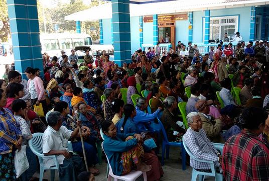 ပခုက္ကူမြို့ သီတဂူတက္ခုဒါနဆေးရုံတွင် မျက်စိကုသမှုခံယူရန် စောင့်ဆိုင်းနေသူများအာ မြင်တွေ့ရစဉ်