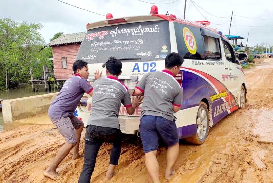 ထားဝယ်-မြိတ်လမ်းပိုင်းတွင် ကားလမ်းရေကျော်မှုနှင့် သစ်ပင်လဲပြိုနေမှုကို တွေ့ရစဉ်