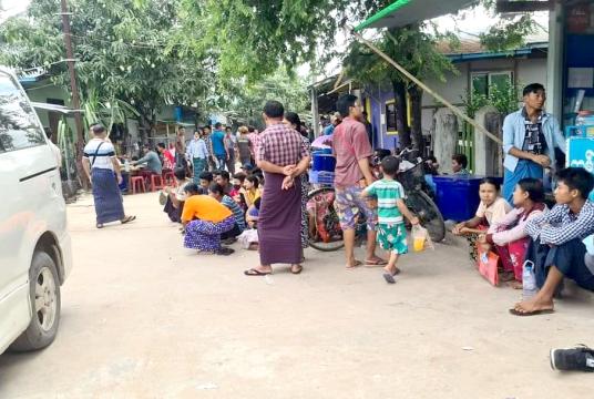 မေ ၂၂ ရက်က ပတ်စ်ပို့ပြုလုပ်မည့်သူများကို မြဝတီပတ်စ်ပို့ရုံးအနီးတွင် တွေ့ရစဉ်
