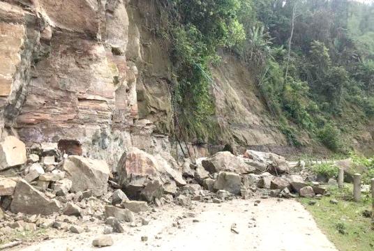 မေ ၂၇ ရက်က ပူတာအိုလမ်းပိုင်း မိုင် ၇၀ အထက်တွင် မြေပြိုနေစဉ်