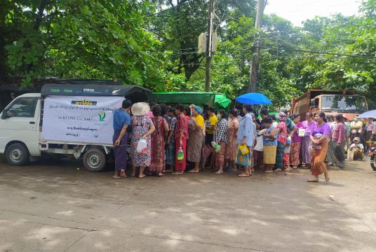 ရန်ကုန်မြို့ မြို့နယ်တစ်ခုအတွင်း မြန်မာနိုင်ငံဆီကုန်သည်နှင့် ဆီလုပ်ငန်းရှင်များအသင်း၏အစီအစဉ်ဖြင့် ARGI ONE Co.,Ltd ၏ တစ်ပိဿာ ကျပ် ၃၈၀၀ ဖြင့် ရောင်းချပေးနေသော စားသုံးဆီ လက်လီအရောင်းစျေးကားကို ဇူလိုင် ၂၃ ရက်က တွေ့ရစဉ် (ဓာတ်ပုံ-ကျော်ဇင်ဝင်း)