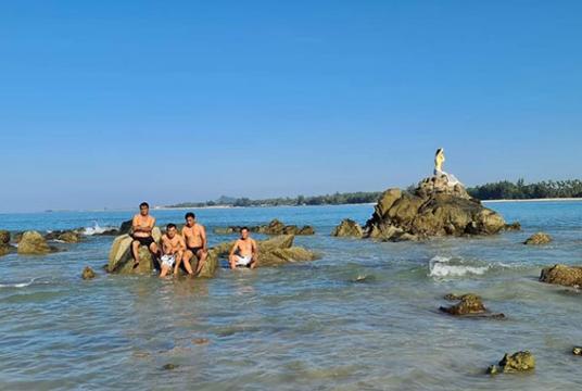 စာရေးသူအပါအဝင် မြဝတီ ခရီးသွားသတင်းအဖွဲ့ကို ငပလီကမ်းခြေတစ်နေရာတွင် တွေ့ရစဉ်