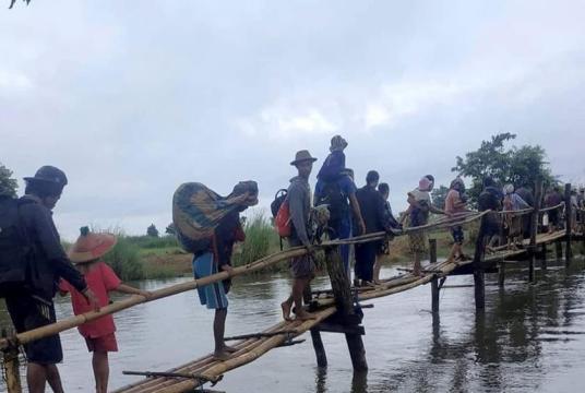 ကရင်ပြည်နယ်အတွင်း လက်နက်ကိုင်ပဋိပက္ခကြောင့် နေရပ်စွန့်ခွာသူအချို့ကို တွေ့ရစဉ်