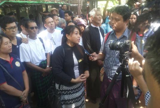 ပြစ်ဒဏ်ချမှတ်ခံခဲ့ရသည့် တရားလွှတ်တော်ရှေ့နေ ဒေါ်ခင်ခင်ကျော်အား စက်တင်ဘာ ၂၈ ရက်က တွေ့ရစဉ်