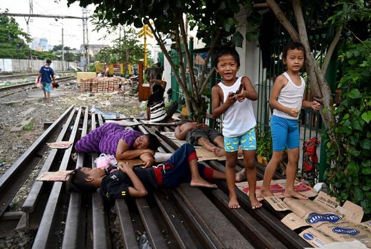 အောက်တိုဘာ ၁၀ ရက်တွင် ဂျကာတာ၌ ရထားလမ်းဘေးတစ်နေရာတွင်  ကလေးများအား တွေ့ရစဉ်