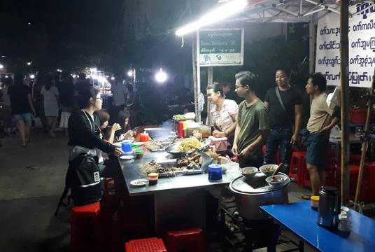 ရန်ကုန်မြို့ တာမွေမြို့နယ်ရှိ စားသောက်ကုန်များရောင်းချသောစျေးတန်းတစ်ခုကို တွေ့ရစဉ် (ဓာတ်ပုံ-စည်သူအောင်)