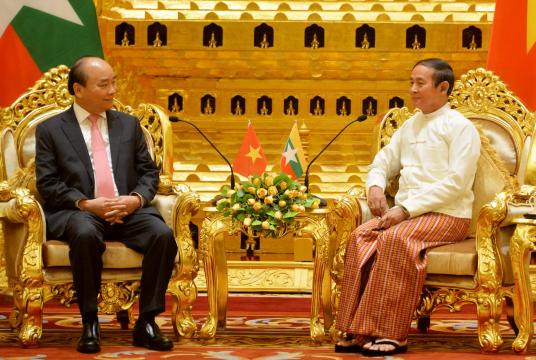 ဒီဇင်ဘာ ၁၇ ရက်က သမ္မတ ဦးဝင်းမြင့်နှင့်  ဗီယက်နမ်ဝန်ကြီးချုပ် ငုယင်ဆွန်ဖုတို့ နေပြည်တော်ရှိ သမ္မတအိမ်တော်တွင် တွေ့ဆုံဆွေးနွေးမှု ပြုလုပ်နေစဉ် Photo: AFP