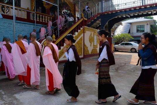 လားရှိုးမြို့တွင် မဟာသင်္ကြန်ကာလအတွင်း တရားစခန်း ဝင်ရောက်မှုများအား တွေ့ရစဉ် (ဓာတ်ပုံ - ထွန်းနေလှိုင်၊ နောင်ပိန်)