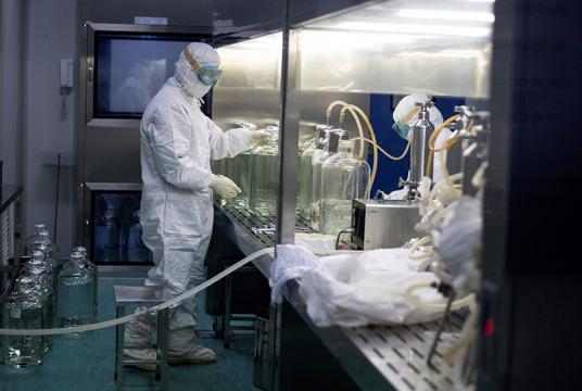 တရုတ်ဇီဝနည်းပညာကုမ္ပဏီ Yisheng Biopharma ၏ ဓာတ်ခွဲခန်းတွင် ဆောင်ရွက်နေသော သုတေသနပညာရှင်တစ်ဦးကို ဇွန် ၁၀ က တွေ့ရစဉ်
