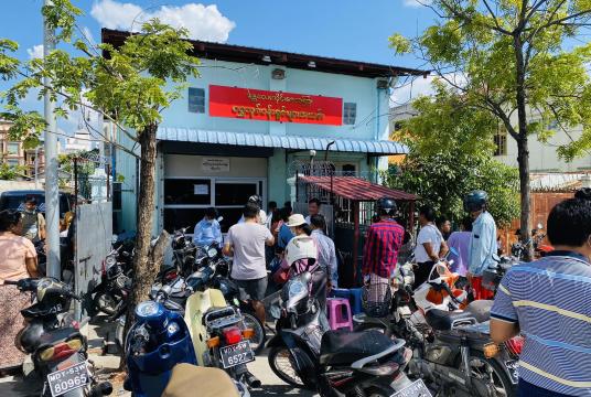 မန္တလေးတိုင်းဒေသကြီး ရွှေလုပ်ငန်းရှင်အသင်းရုံးရှေ့တွင် ရွှေဝယ်ယူမည့်သူများအား အောက်တိုဘာ ၇ ရက်က တွေ့ရစဉ် (ဓာတ်ပုံ-ကျော်ကြီး-MDY)