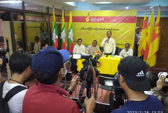 ပြည်သူ့ပါတီ၏ ဒုတိယအကြိမ် ဗဟိုကော်မတီအစည်းအဝေးအပြီး သတင်းစာရှင်းလင်းပွဲကို ဖေဖော်ဝါရီ ၂၈ ရက်က ပြုလုပ်စဉ်