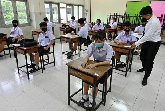  ဘန်ကောက်၏ အစိုးရအလယ်တန်းကျောင်းတစ်ကျောင်းတွင် တက်ရောက်နေသော ကျောင်းသားများအား ဇူလိုင် ၁ ၌ တွေ့ရစဉ်
