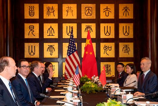  ဇူလိုင် ၃၁ ရက်တွင် ရှန်ဟိုင်း၌ အမေရိကန်နှင့် တရုတ်တာဝန်ရှိသူများက ကုန်သွယ်ရေးဆွေးနွေးပွဲ ပြုလုပ်နေစဉ်