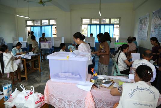 မြေနီကုန်းရှိ မဲရုံတစ်ရုံတွင် ဆန္ဒမဲပေးနေသည်ကို ၂၀၁၅ ခုနှစ် နိုဝင်ဘာ ၈ ရက်ကတွေ့ရစဉ် (ဓာတ်ပုံ - ကြည်နိုင်)