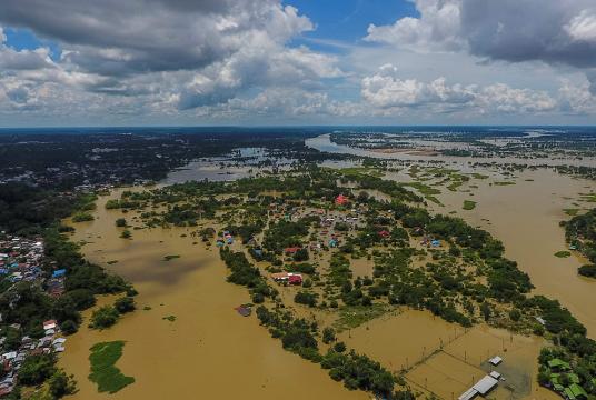 စက်တင်ဘာ ၁၄ ရက်တွင် ထိုင်းအရှေ့မြောက်ပိုင်း ဥဘွန်ရတ်ချထာနီပြည်နယ်၌ ရေလွှမ်းနေမှုကို ဝေဟင်မှ ရိုက်ကူးထားစဉ် (Photo: AFP)