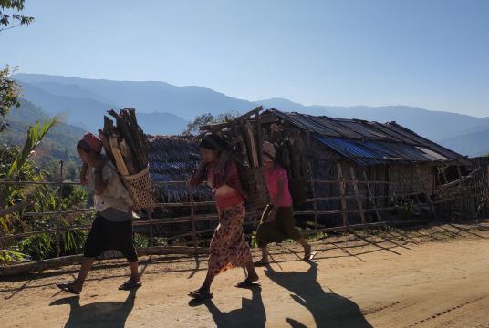 နာဂ တောင်တန်းဒေသ ဆင်သေ-လဟယ် လမ်းပိုင်းတစ်နေရာရှိ ဒေသခံတို့ကိုတွေ့ရစဉ်