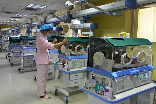  ဇန်နဝါရီ ၁၉ ရက်တွင် တရုတ်အလယ်ပိုင်း အန်ဟွေးပြည်နယ်၌ ဆေးရုံတစ်ရုံတွင် မွေးကင်းစကလေးများအား ကြည့်ရှုစစ်ဆေးနေစဉ် Photo - AP