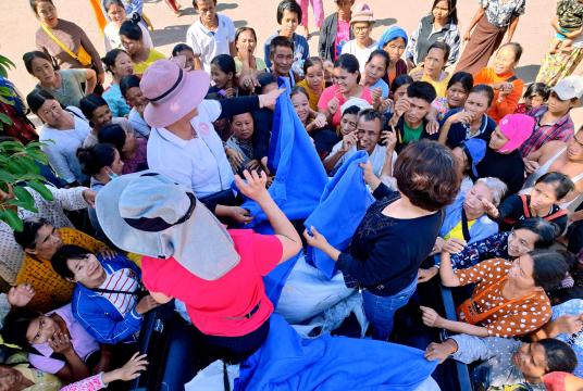 လားရှိုးမြို့ သီရိမင်္ဂလာမန်ဆူရှမ်းကျောင်းရောက် ယာယီတိုက်ပွဲရှောင်များအား အလှူရှင်များက စောင်များ လှူဒါန်းနေသည်ကို နိုဝင်ဘာ ၂၅ ရက်က တွေ့ရစဉ် 