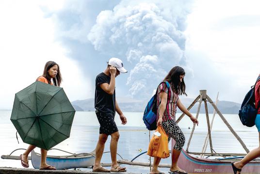 မနီလာတောင်ဘက် Tanauan မြို့တွင် Taal မီးတောင်ပေါက်ကွဲနေမှုကို ဇန်နဝါရီ ၁၃ ၌ တွေ့ရစဉ်
