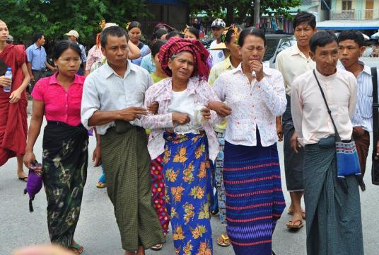 ပုသိမ်ကြီးမြို့နယ် ကျောက်မီးသွေးစွမ်းအင်သုံး ဘိလပ်မြေစက်ရုံစီမံကိန်းကို ဆန္ဒပြမှုကြောင့် အာမခံဖြင့် အမှုရင်ဆိုင်နေရသော အသက် ၇၀ ကျော်အရွယ် အဘွားအိုနှင့် ဒေသခံများအား ရုံးချိန်းတစ်ခုတွင် တွေ့ရစဉ် (ဓာတ်ပုံ-ဌေးလှအောင်)