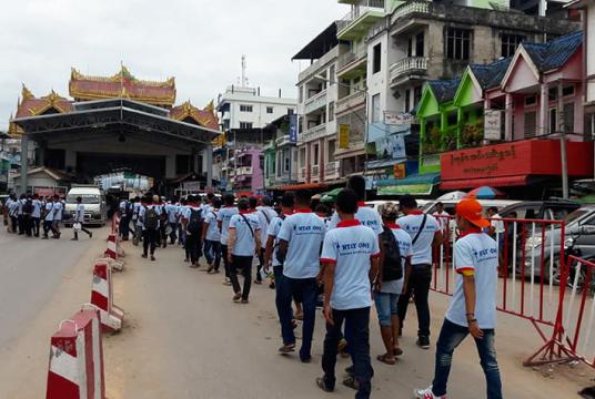 ထိုင်းနိုင်ငံသို့ သွားရောက် အလုပ်လုပ်ကိုင်မည့် မြန်မာရွှေ့ပြောင်းလုပ်သားများကို တွေ့ရစဉ်