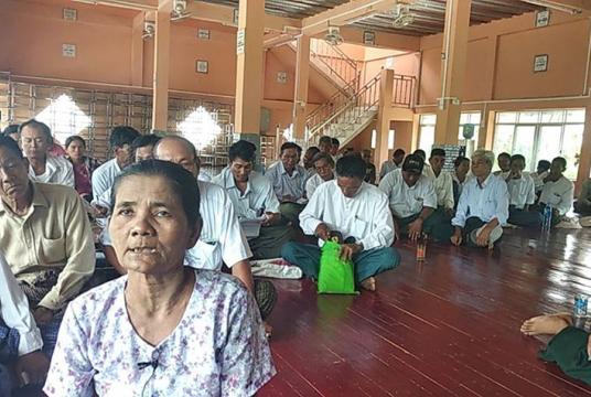 မန္တလေးတိုင်းဒေသကြီး ရမည်းသင်းမြို့နယ် ရွာတန်းကျေးရွာတွင် ဇူလိုင် ၃ ရက်က ပြုလုပ်သည့် ကျေးလက်မီးလင်းရေး သတင်းစာရှင်းလင်းပွဲကို တွေ့ရစဉ်