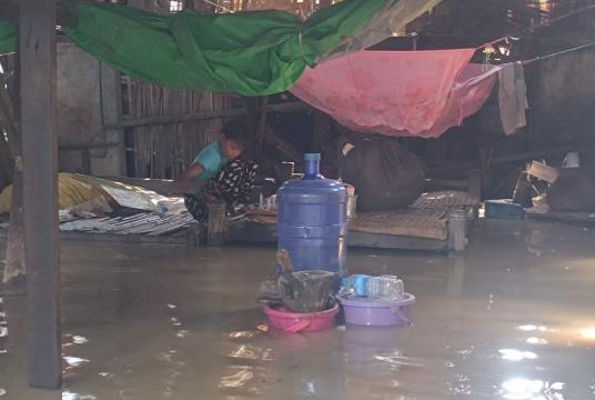 ပခုက္ကူမြို့တွင် မြစ်ရေဝင်ရောက်စဉ် နေအိမ်တစ်အိမ်အတွင်းမြင်ကွင်း