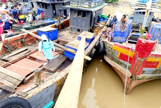 ငါးဖမ်းလှေတစ်စင်းပေါ်တွင် ဆေးဖျန်းနေသည်ကို တွေ့ရစဉ် (ဓာတ်ပုံ- U Soe Min rc)