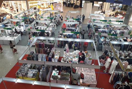 ရန်ကုန်မြို့လယ်ရှိ လူသုံးကုန်နှင့် စားသောက်ကုန်များ ရောင်းချသော စျေးဝယ်စင်တာတစ်ခုကို တွေ့ရစဉ် (ဓာတ်ပုံ-စည်သူအောင်)