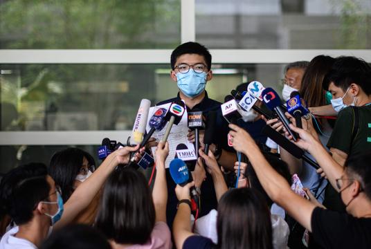 ဟောင်ကောင်ဒီမိုကရေစီ တက်ကြွလှုပ်ရှားသူ ဂျိုရှာဝေါင်က ဥပဒေပြုကောင်စီရွေးကောက်ပွဲ ယှဉ်ပြိုင်မည်ဟု ဇူလိုင် ၂၀ တွင် ကြေညာနေစဉ်