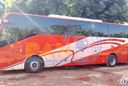 မန္တလာမင်းခရီးသည်တင်မှန်လုံယာဉ်ကို တွေ့ရစဉ် (ဓာတ်ပုံ- PAN)