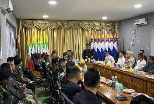 မြဝတီမြို့ရှိ စီးပွားရေးလုပ်ငန်းရှင်များနှင့် ကရင်နယ်ခြားစောင့်တပ် (BGF) နှင့် DKBA မှ တာဝန်ရှိသူများ  အစည်းအဝေးပြုလုပ်နေစဉ် (ဓာတ်ပုံ- khaosod)