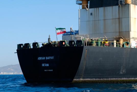 သြဂုတ် ၁၈ ရက်တွင် ဂျီဘရော်တာကမ်းလွန်၌ အီရန်အလံ လွှင့်ထူထားသော Adrian Darya ရေနံတင်သင်္ဘောကို တွေ့ရစဉ်