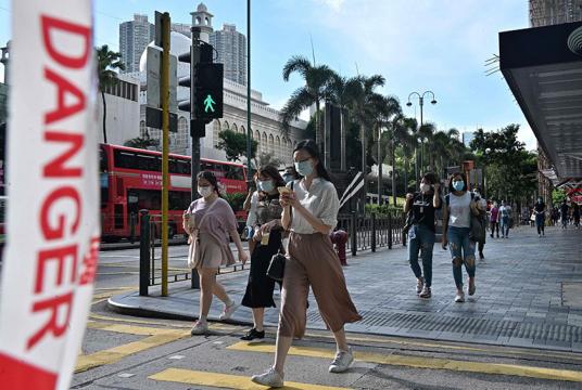 ဟောင်ကောင်တွင် နှာခေါင်းစည်းတပ်၍ သွားလာနေသူများအား ဇူလိုင် ၂၇ ၌ တွေ့ရစဉ်