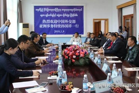 တရုတ်ပြည်သူ့သမ္မတနိုင်ငံ နိုင်ငံခြားရေးဝန်ကြီးဌာန အာရှရေးရာ အထူးကိုယ်စားလှယ် ဆွန်းကော်ရှန်း ဦးဆောင်သော ကိုယ်စားလှယ်အဖွဲ့  ဇန်နဝါရီ ၉ ရက်က မိုင်းလားအဖွဲ့ခေါင်းဆောင်များနှင့် တွေ့ဆုံစဉ်