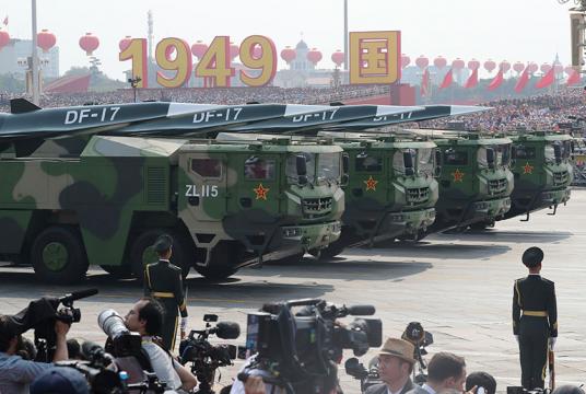 အောက်တိုဘာ ၁ ရက်တွင် တရုတ်နိုင်ငံ ထူထောင်မှု အနှစ် ၇၀ ပြည့် စစ်ရေးပြပွဲ၌ DF-17 ထိပ်ဖူးတပ်ဒုံးများအား တွေ့ရစဉ် (Photo: AFP)