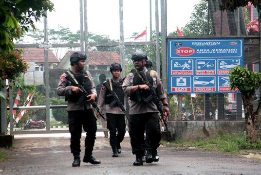 ဇန်နဝါရီ ၂၂ ရက်တွင် အင်ဒိုနီးရှား ဘာသာရေးဆရာ အဘူဘာကာဘာရှားအား ထိန်းသိမ်းထားသည့်  ဂန်နူအန်စင်တာ အကျဉ်းထောင်၌ လုံခြုံရေးများကင်းလှည့်နေကြစဉ် Phot : AFP 