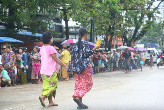 ရန္ကုန္ၿမိဳ႕ ၿမိဳ႕နယ္တစ္ခုအတြင္း သက္သာေသာႏႈန္းထားျဖင့္ ေရာင္းခ်ေနေသာ စားအုန္းဆီကို တန္းစီ၀ယ္ယူေနသူမ်ားအား စက္တင္ဘာ ၁၅ ရက္က ေတြ႕ရစဥ္ (ဓာတ္ပံု-ၾကည္ႏိုင္)