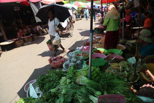 ရန်ကုန်မြို့အတွင်းရှိ စားသောက်ကုန်များ ရောင်းချသော စျေးတန်းတစ်နေရာကို တွေ့ရစဉ် (ဓာတ်ပုံ-ကြည်နိုင်)