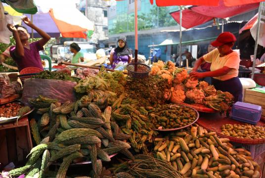 ရန်ကုန်မြို့ရှိ ရပ်ကွက်ဈေးများတွင် ဈေးသည်ဈေးဝယ်တို့ကို တွေ့ရစဉ် (ဓာတ်ပုံ-ကြည်နိုင်)