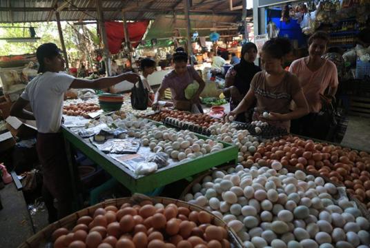 ရန်ကုန်မြို့ရှိ စျေးရုံတစ်ရုံတွင် စျေးဝယ်ယူနေသူများကို တွေ့ရစဉ်  (ဓာတ်ပုံ-ကြည်နိုင်)