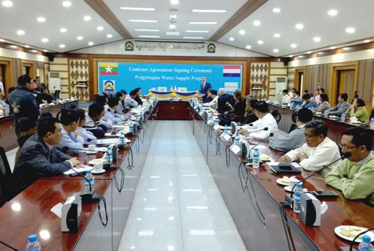 ပြည်ကြီးတံခွန်မြို့နယ် ရေပေးဝေရေးစီမံကိန်းအတွက် သဘောတူစာချုပ် လက်မှတ်ရေးထိုးခြင်း အခမ်းအနား ပြုလုပ်နေစဉ်
