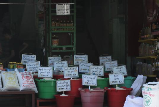 ရန်ကုန်မြို့ မြို့နယ်တစ်ခုအတွင်း ရောင်းချနေသော ဆန်အမျိုးအစားများနှင့် ဆန်စျေးနှုန်းများကို ဖေဖော်ဝါရီ ၁၈ ရက်က တွေ့ရစဉ် (ဓာတ်ပုံ - သီဟအောင်)
