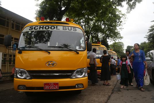 ရန်ကုန်မြို့ရှိ အခြေခံပညာကျောင်း တစ်ကျောင်းတွင် ပြေးဆွဲနေသည့် ကျောင်းကားတစ်စီးအား တွေ့ရစဉ် (ဓာတ်ပုံ- ကြည်နိုင်)