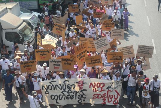 ရန်ကုန်မြို့အတွင်း မေ ၅ ရက်က လူအင်အား ၅၀၀ ကျော်ဖြင့် ငြိမ်းစုစီဥပဒေ ပြင်ဆင်သည့် ဥပဒေကြမ်းအား ကန့်ကွက်ဆန္ဒြ့ပနေစဉ် (ဓာတ်ပုံ-ကြည်နိုင်)