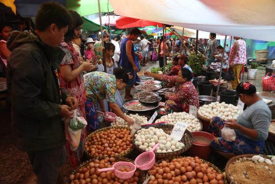 ရန်ကုန်မြို့ သာကေတမြို့နယ်အတွင်းရှိ စျေးတစ်စျေးတွင် စျေးသည်စျေးဝယ်တို့ကို တွေ့ရစဉ် (ဓာတ်ပုံ - ကြည်နိုင်)