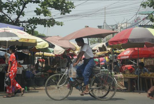 ရန်ကုန်မြို့ သာကေတမြို့နယ်အတွင်းရှိ ဈေးတစ်ခုတွင် ဈေးသည်ဈေးဝယ်တို့ကို တွေ့ရစဉ် (ဓာတ်ပုံ-သီဟအောင်)