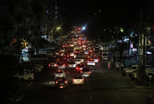  ရန်ကုန်မြို့လယ်တစ်နေရာတွင် လျှပ်စစ်မီးပြတ်တောက်နေသည်ကို တွေ့ရစဉ် (ဓာတ်ပုံ-ကြည်နိုင်)